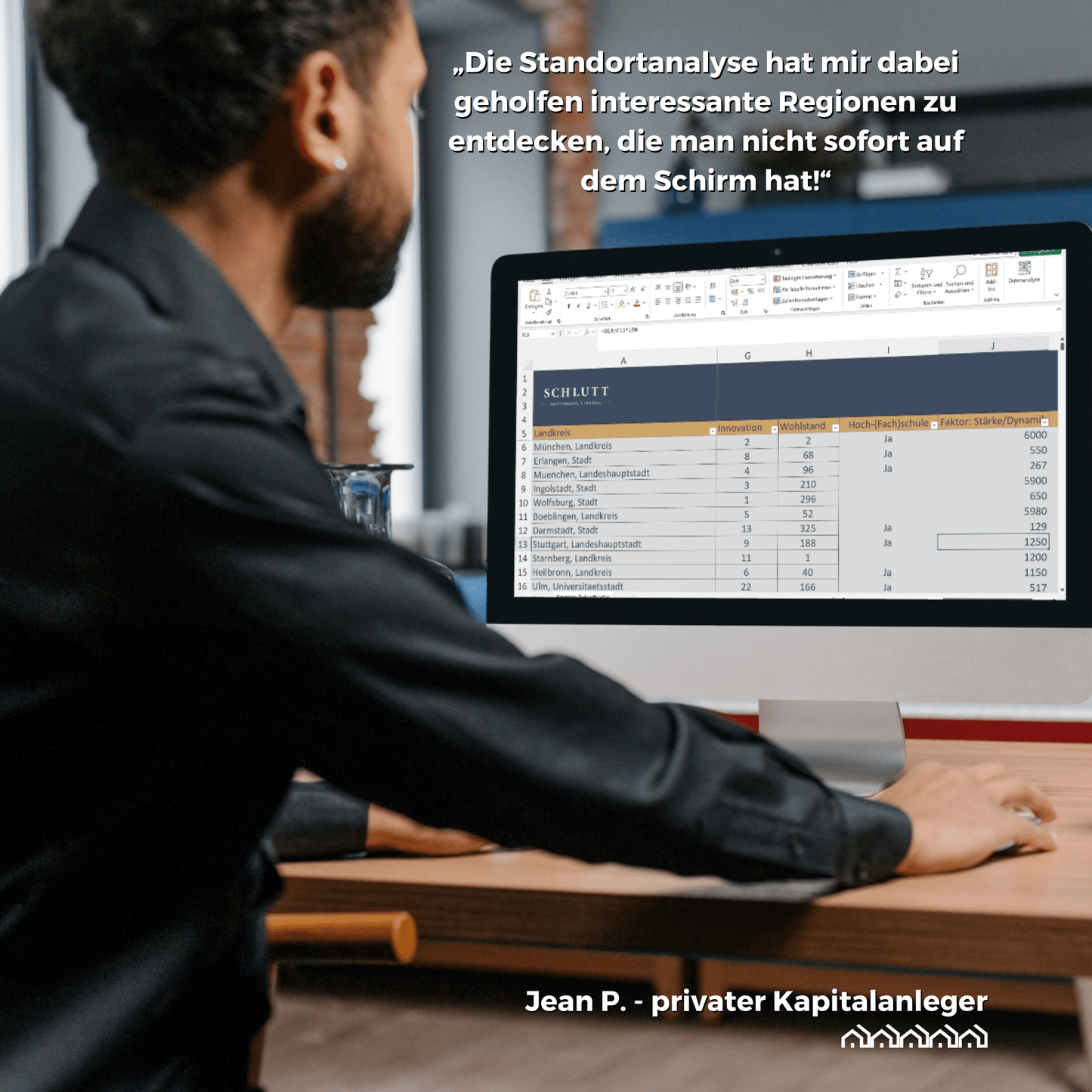 Zufriedener Immobilieninvestor mit Standortanalyse-Tool für fundierte Investitionsentscheidungen.