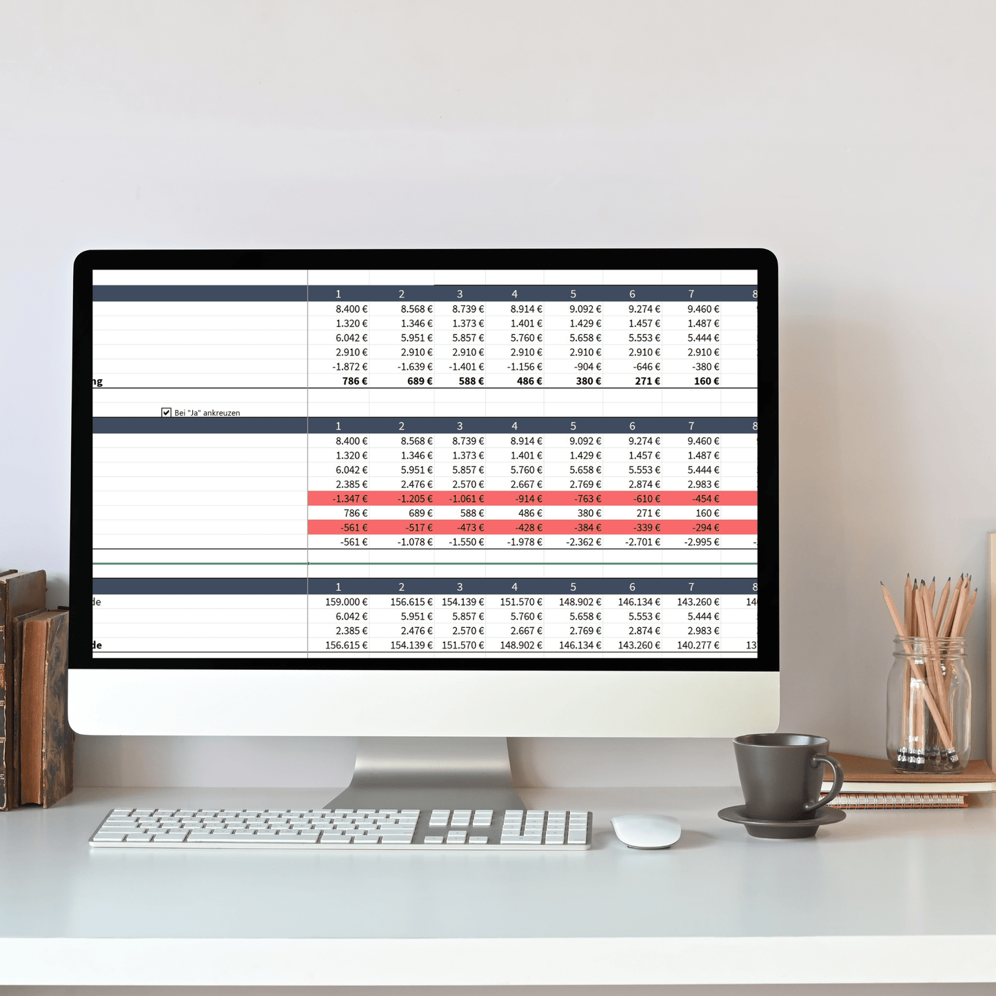 Renditerechner Immobilien - Eine Beispielrechnung auf einem Desktop zeigt, wie Immobilieninvestoren ihre Rendite, Finanzierung und Steuern kalkulieren können. Das Bild enthält eine Excel-Tabelle zur Immobilienrendite und betont die Bedeutung einer genauen Finanzplanung für Immobilieninvestitionen.