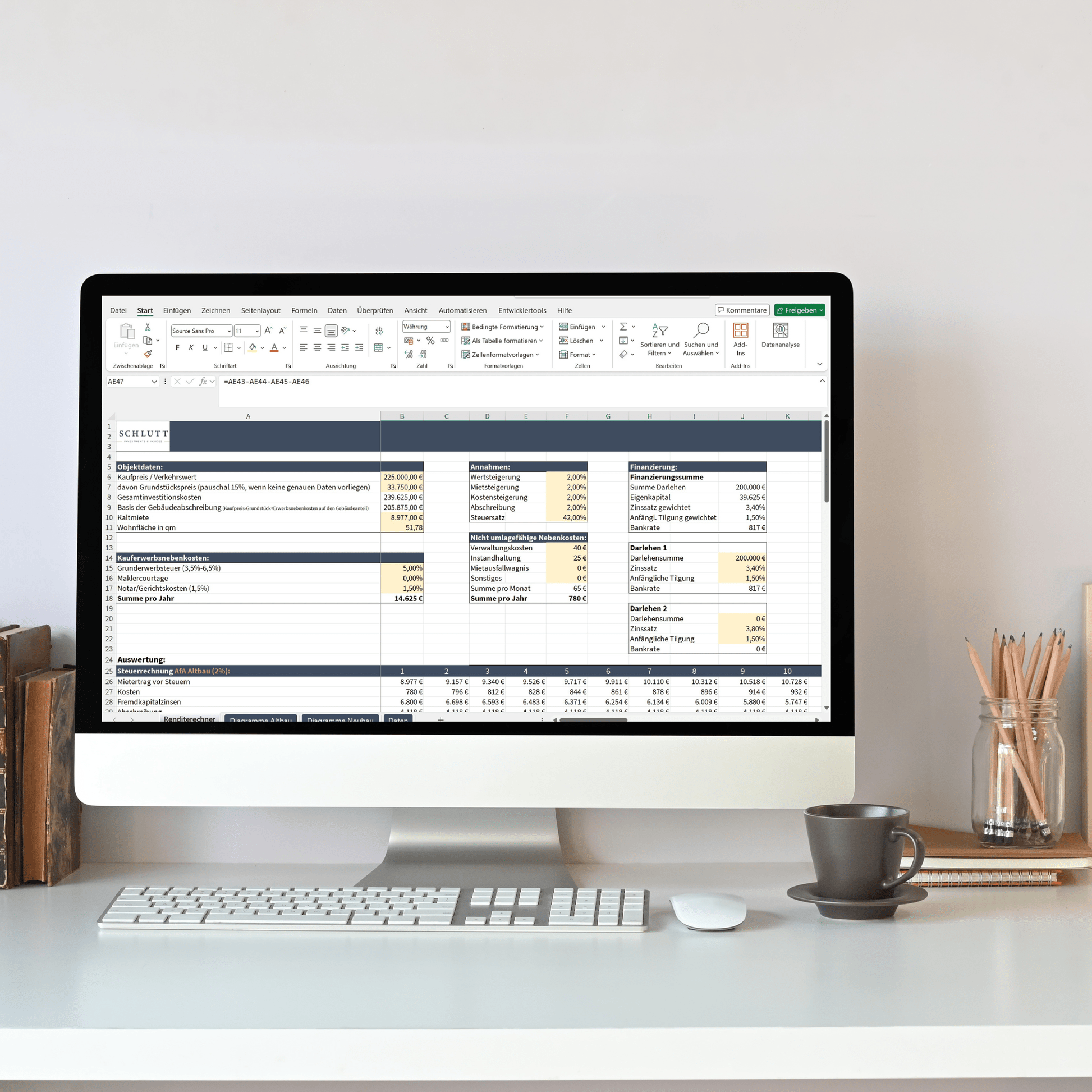 Renditerechner Immobilien - Eine Beispielrechnung auf einem Desktop zeigt, wie Immobilieninvestoren ihre Rendite, Finanzierung und Steuern kalkulieren können. Das Bild enthält eine Excel-Tabelle zu Immobilienergebnissen und betont die Bedeutung einer genauen Finanzplanung für Immobilieninvestitionen.