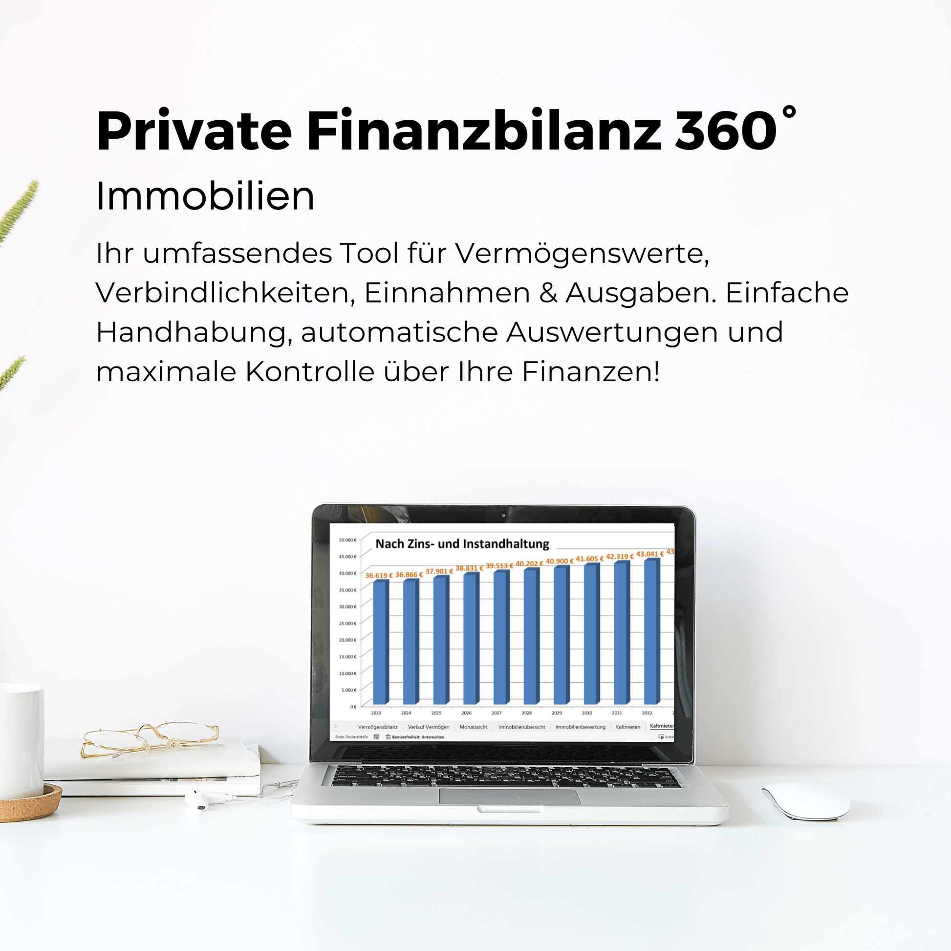 Ein Laptop auf einem Schreibtisch zeigt ein Finanzbilanz-Tool mit Schwerpunkt auf Immobilien. Die dargestellte Grafik zeigt Auswertungen zu Zins- und Instandhaltungskosten über mehrere Jahre. Daneben stehen eine Zimmerpflanze, ein Notizbuch und ein Stift, die eine professionelle Arbeitsumgebung unterstreichen. Das Bild bewirbt die Finanzbilanz 360°, ein umfassendes Tool zur Verwaltung von Vermögenswerten, Verbindlichkeiten sowie Einnahmen und Ausgaben.