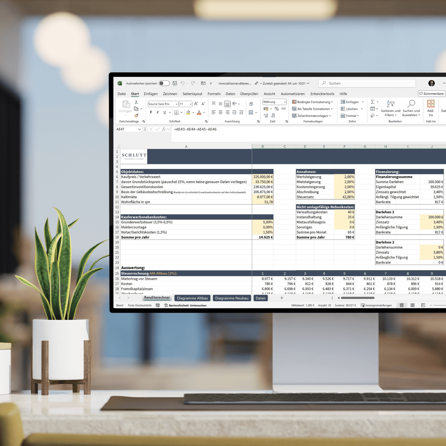 Ein Computerbildschirm zeigt eine detaillierte Excel-Tabelle zur Kalkulation von Immobilienrenditen, die verschiedene Faktoren wie Kaufpreis, Finanzierung, Kaufnebenkosten und jährliche Ausgaben berücksichtigt. Im Vordergrund steht eine Zimmerpflanze, während der Hintergrund eines modernen Büros leicht unscharf ist.