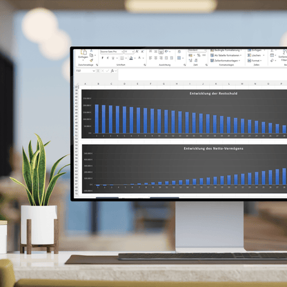 Ein Computerbildschirm zeigt eine Excel-Tabelle mit Grafiken zur Entwicklung der Restschuld und des Netto-Vermögens über die Zeit. Die Balkendiagramme veranschaulichen den Verlauf von Schuldenabbau und Vermögenszuwachs bei Immobilieninvestitionen. Im Vordergrund steht eine Zimmerpflanze, während der Hintergrund eines modernen Büros leicht unscharf ist.